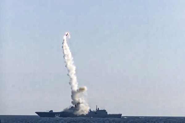 俄海军在2021年7月19日试射“锆石”高超音速巡航导弹（美联社资料图片）