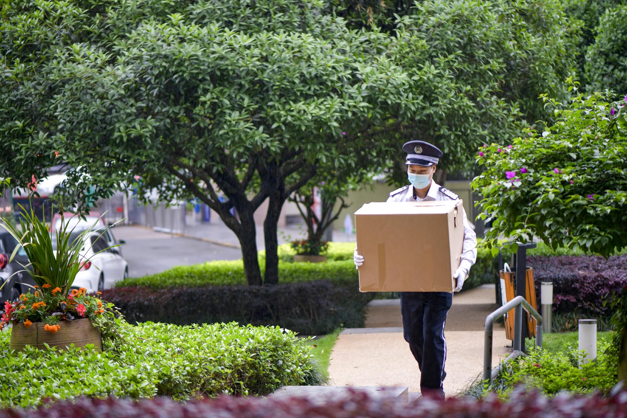 小区保安居民熟悉的陌生人