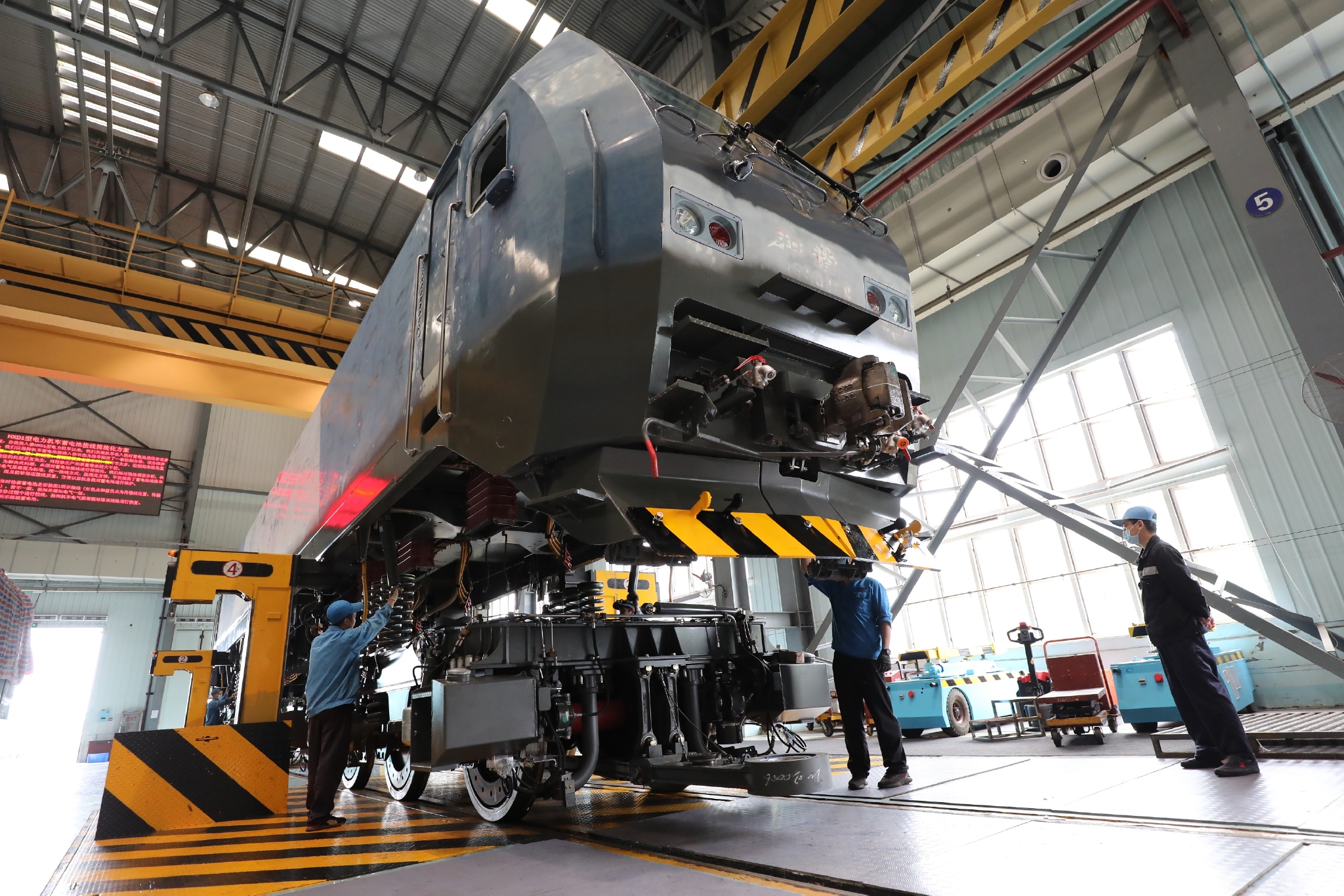 武汉大功率机车检修段总成车间职工正在进行机车组装作业(徐安宏 摄)