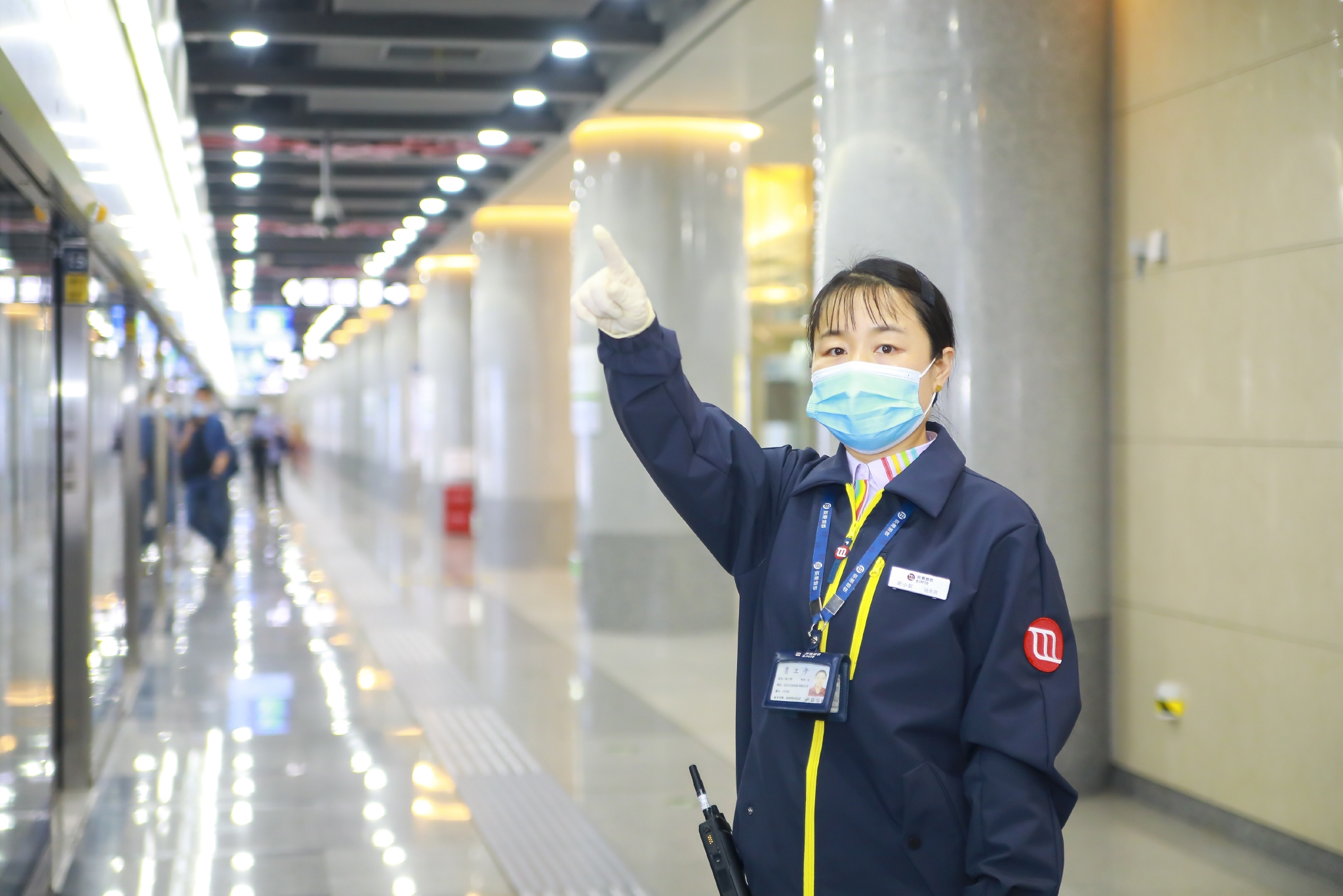 幼教转行当起地铁站务员她用爱心与耐心待客