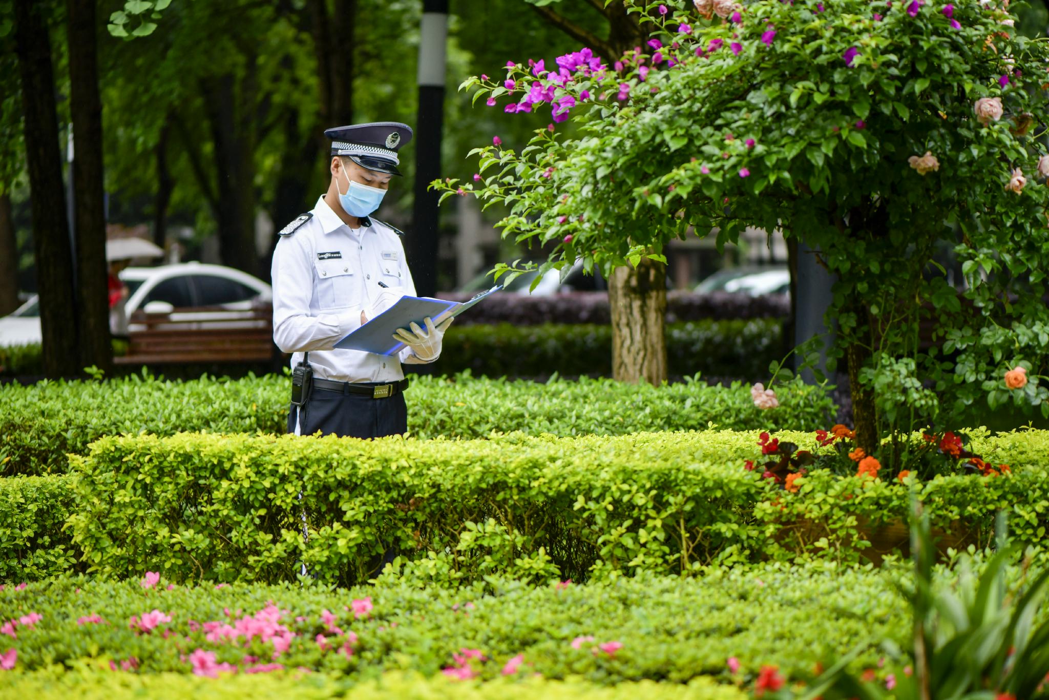 小区保安,居民熟悉的陌生人|保安_新浪新闻