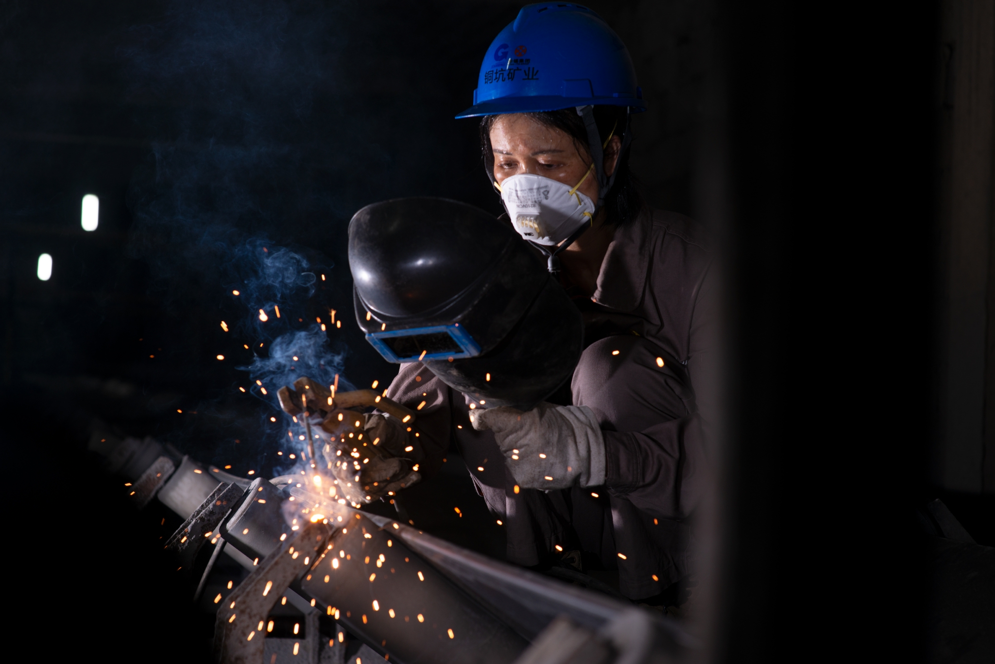 26年来,同期的焊工工友,不少因种种原因转岗或改行,而她对焊枪情有独