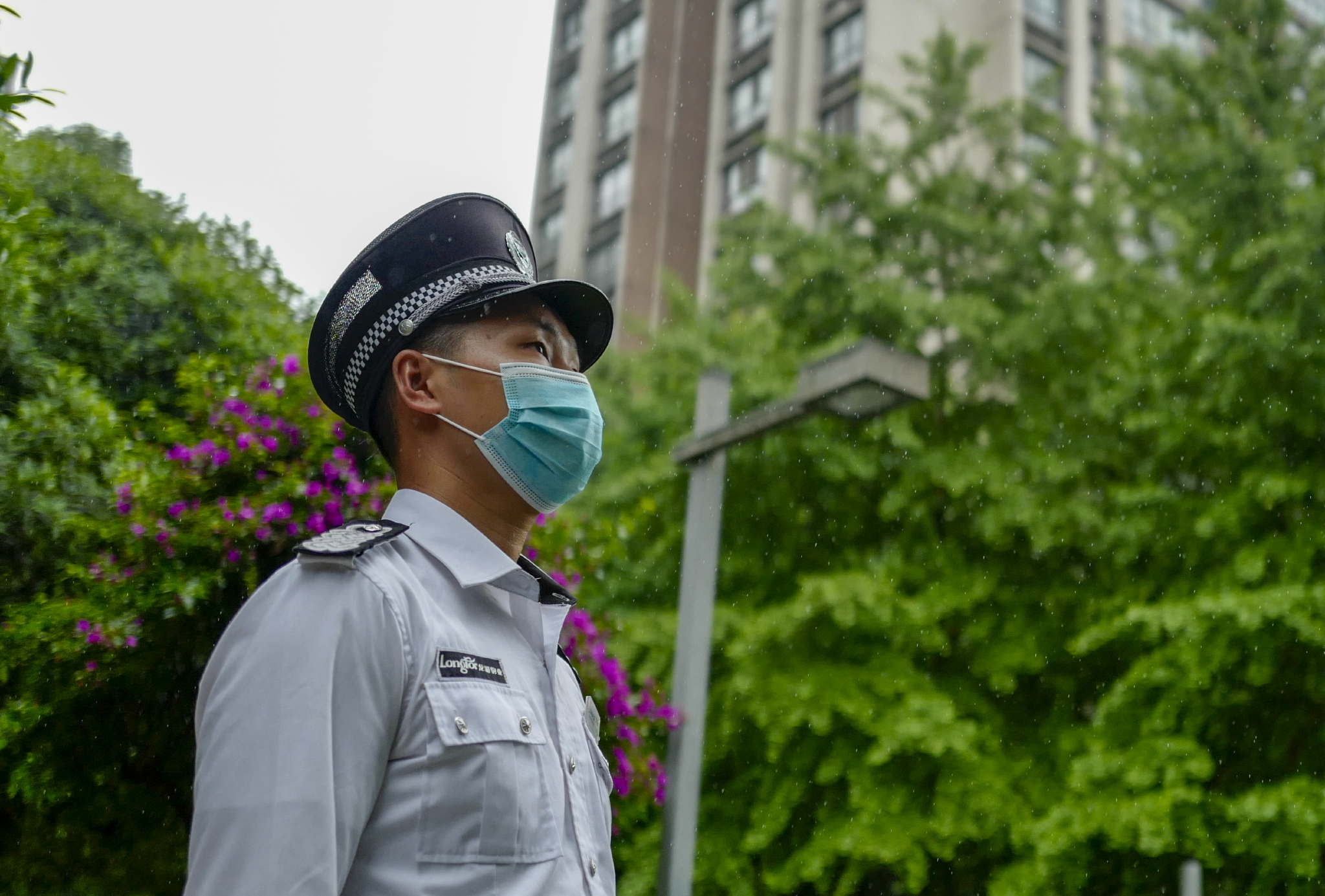 小区保安居民熟悉的陌生人