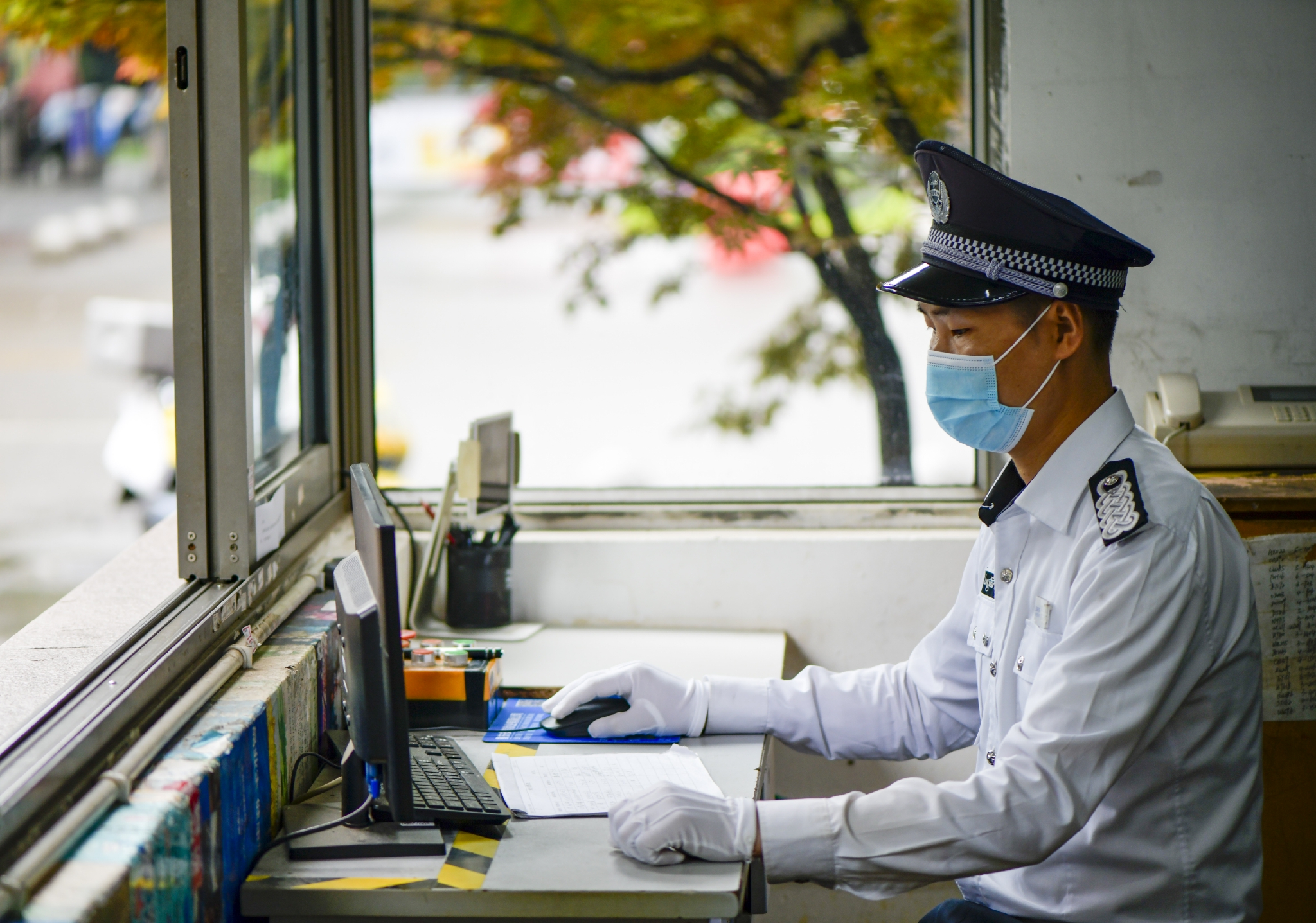 小区保安居民熟悉的陌生人