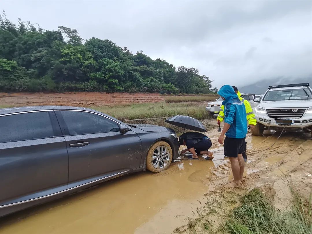外地车被困东源县新回龙镇河源救援力量火速赶往现场