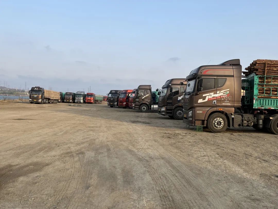 4月22日早上,大连湾高速收费站附近的停车场,已经停了10多辆卡车.