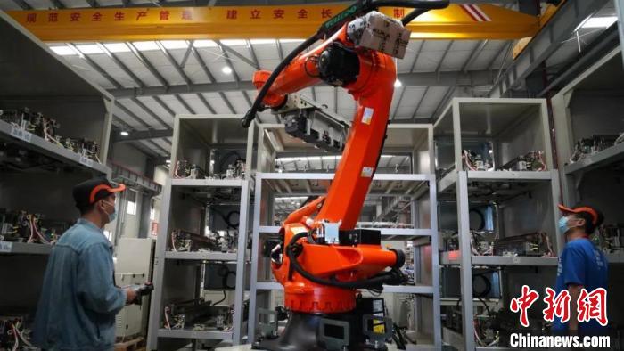 宁德思客琦智能装备有限公司技术人员调试设备,有序开展生产.