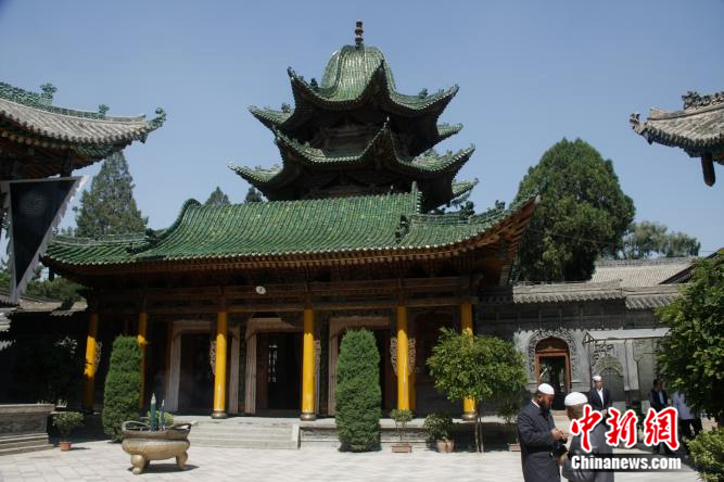 临夏拱北."拱北"是中国伊斯兰教先贤陵墓的称谓,为阿拉伯语音译.