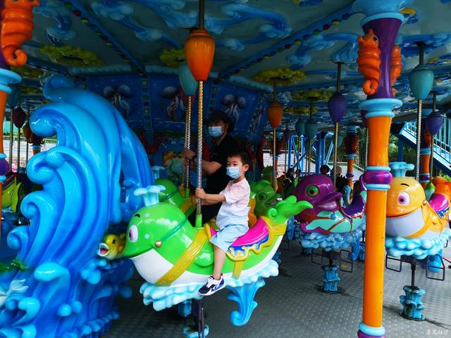 到公园里感受大自然之美“五一”假期第一天番禺街坊开启户外游玩方式休闲区蓝鸢梦想 - Www.slyday.coM