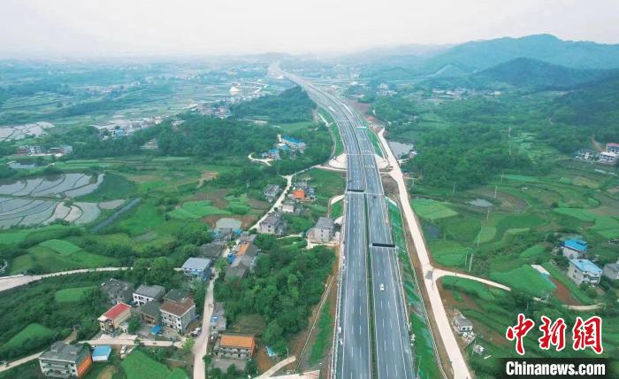 高雅 摄鄂州机场高速公路运营后,将强化鄂州东部与武汉,黄石等地之间