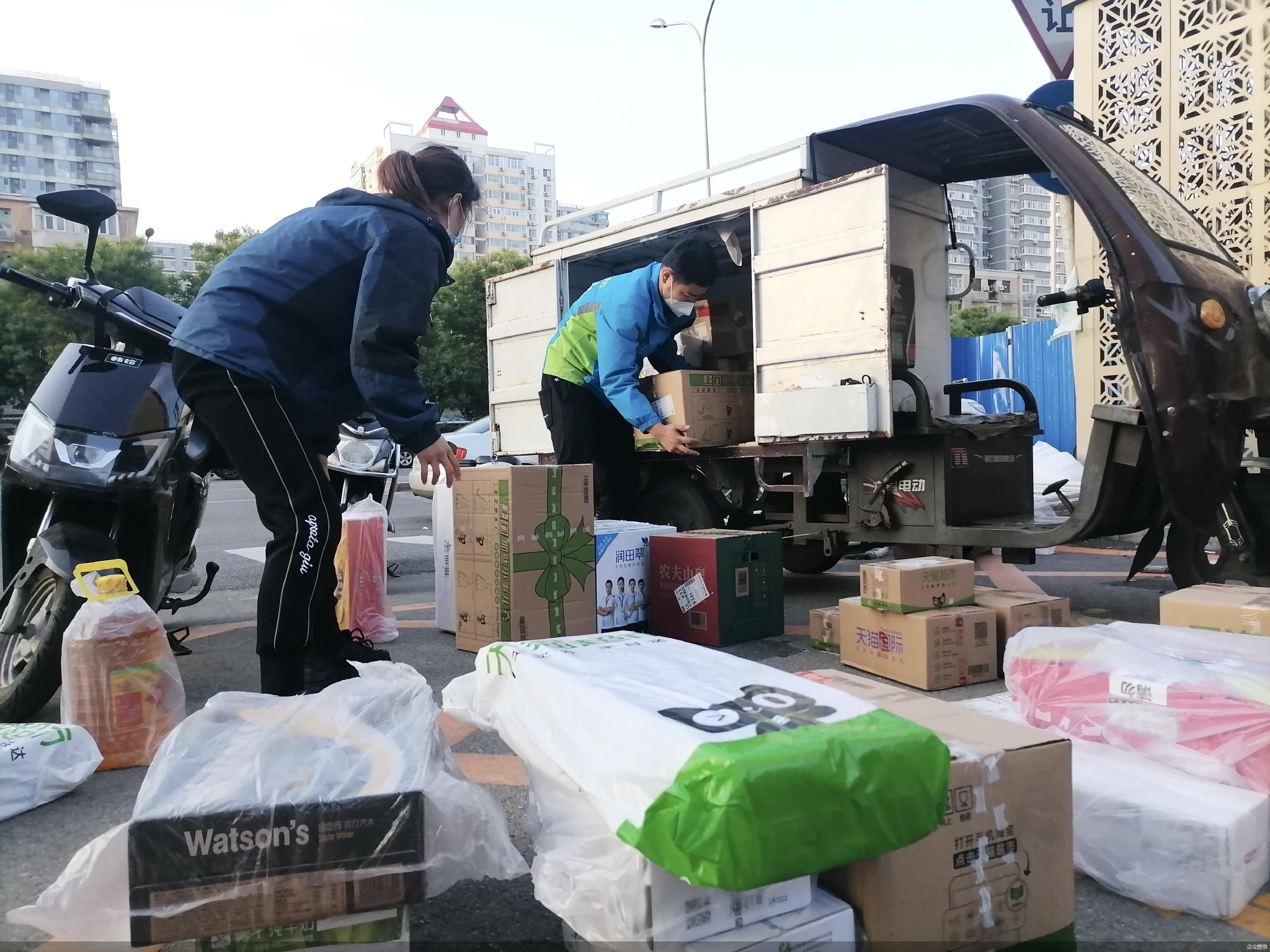 保供应在行动你的五一有他们职守快递员也是志愿者夫妻一起送快递一天