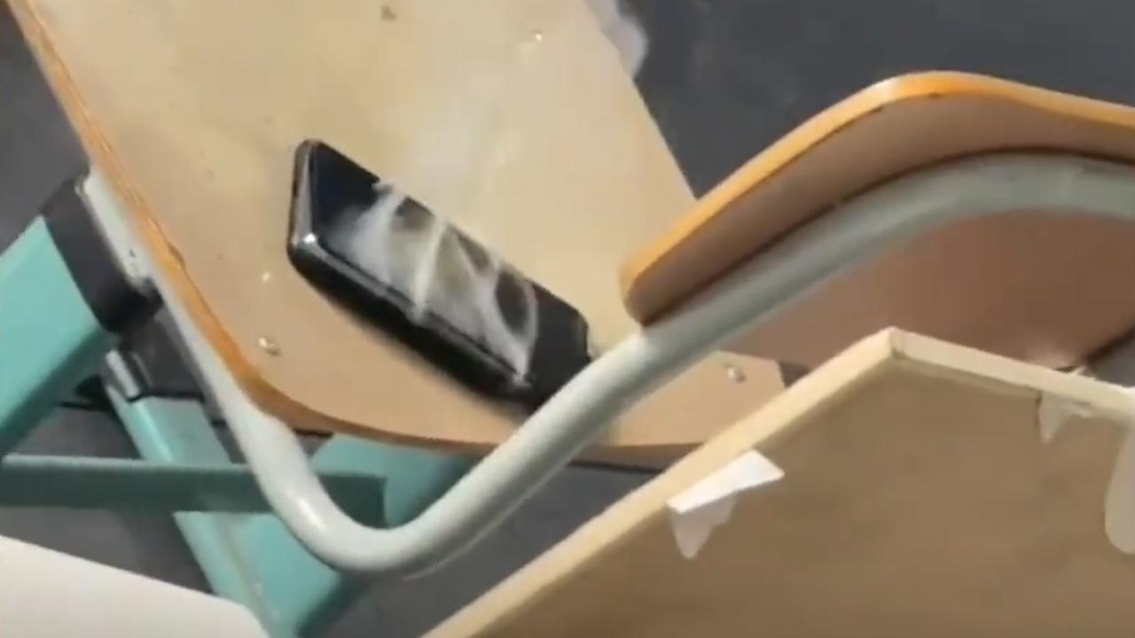 女生称华为手机教室内自燃冒烟目前已送去检修