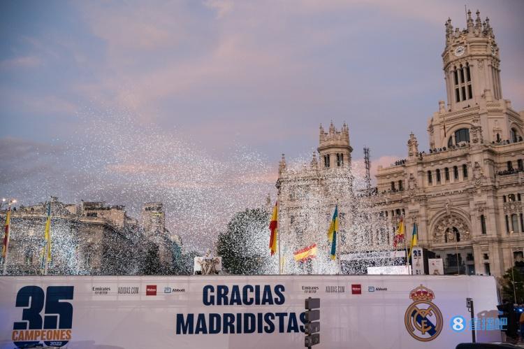 漫天白舞是今夜的丰收女神广场