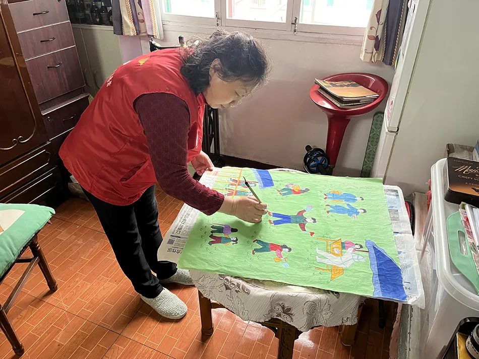 上海一居民区主任如约带老人“兜风”，被居民画进画里