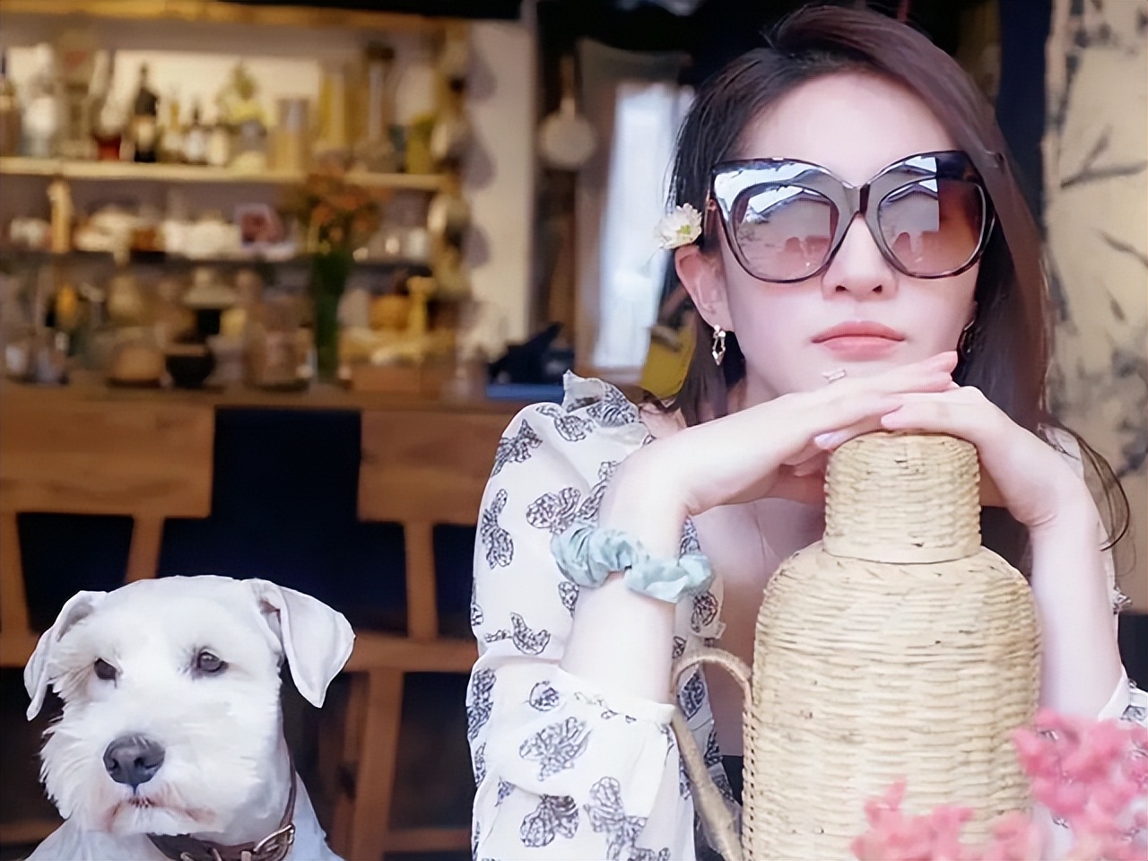 刘亦菲穿碎花裙出游与狗狗有爱对视气质甜酷