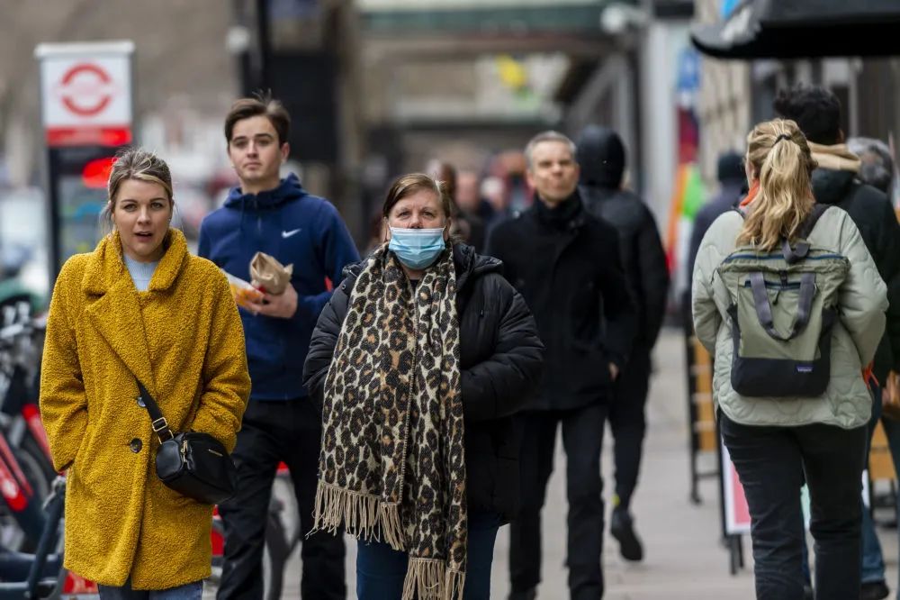 2月21日，人们行走在英国伦敦街头。新华社发史蒂芬·程 摄