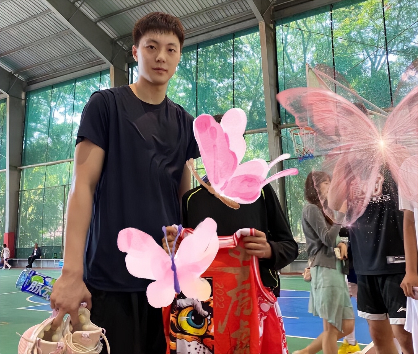 胡明轩现身野球场暖心与球迷合影粉色球鞋太骚了