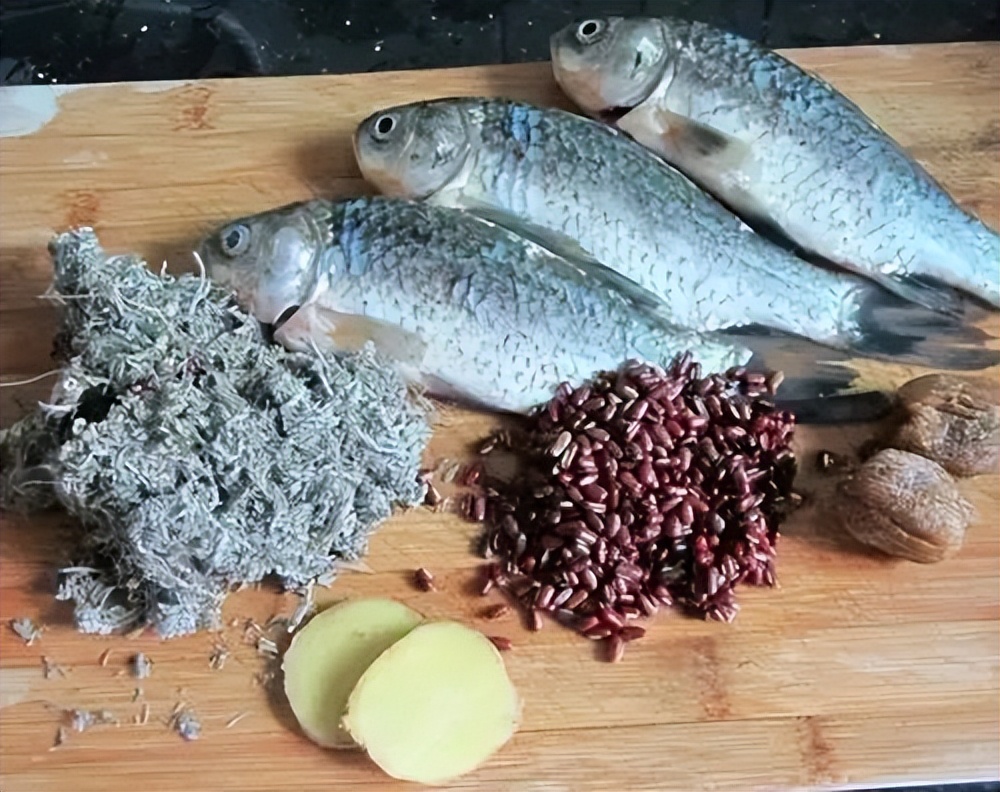 气温时凉时热潮湿下雨绵茵陈鲫鱼汤来救场