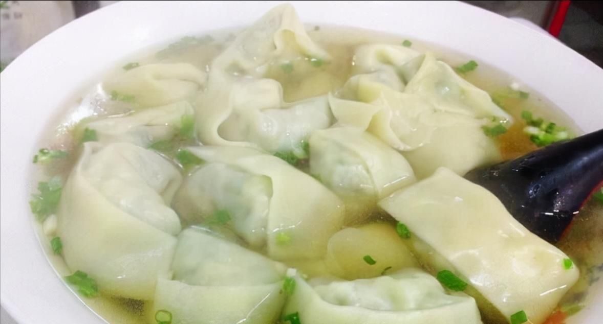 上海不足3平米的小店,馄饨1.2元1个比拳头大,来吃的全是老主顾休闲区蓝鸢梦想 - Www.slyday.coM 上海不足3平米的小店,馄饨1.2元1个比拳头大,来吃的全是老主顾休闲区蓝鸢梦想 - Www.slyday.coM