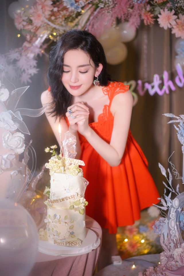 古力娜扎30岁生日现场照曝光,穿红裙开心许愿,笑靥如花仍如少女