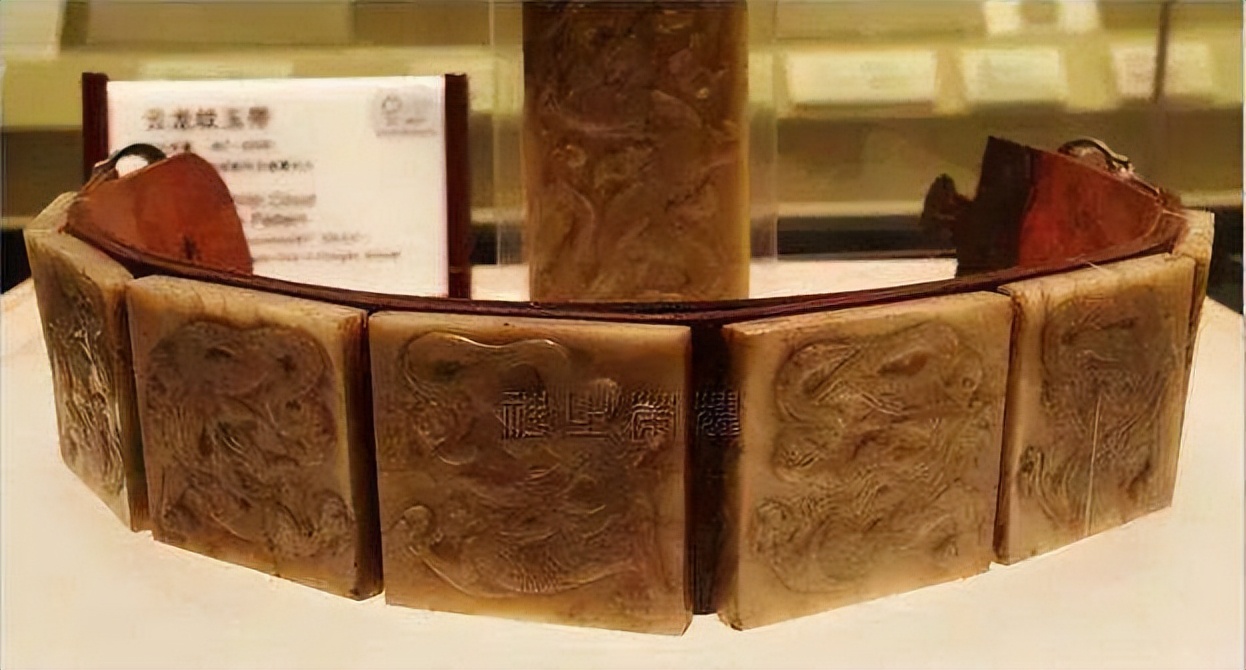 永陵出土前蜀皇帝王建的玉带它不仅是国宝背后还藏着一个故事