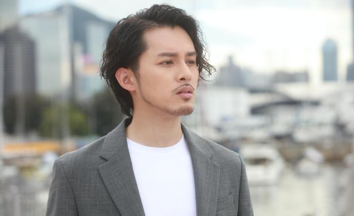 《双生陌生人》:马德钟分饰四角考演技,感激袁镇业「无脸英雄」