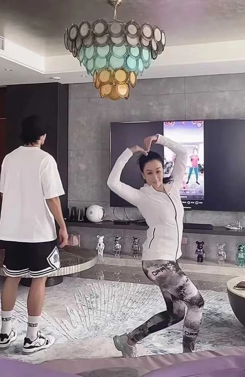 女网红帕梅拉效仿刘畊宏,直播运动却用录播充数,被嘲吃相太难看休闲区蓝鸢梦想 - Www.slyday.coM 女网红帕梅拉效仿刘畊宏,直播运动却用录播充数,被嘲吃相太难看休闲区蓝鸢梦想 - Www.slyday.coM