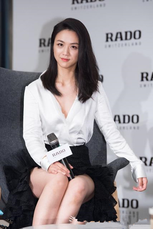 41岁的汤唯好会搭配白衬衫配中蓝裙腰带勒出优雅骨感风