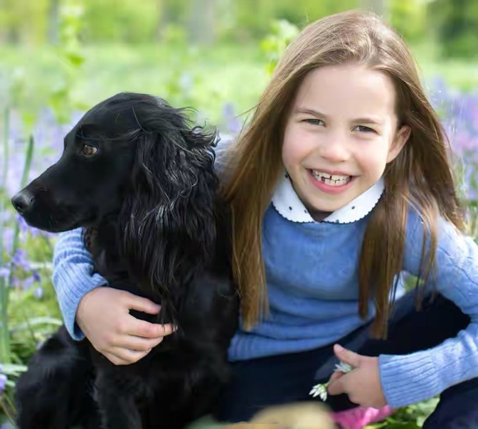 天空蓝的配色,色彩清爽又好看,非常地亮眼,越发显得这位小姑娘肤白貌