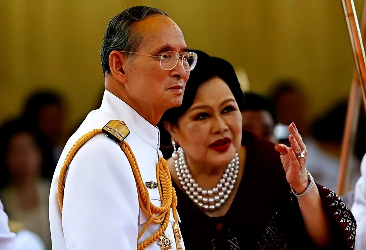 1985年,诗丽吉王后得知情人去世,情绪崩溃,被国王送去“刮宫”休闲区蓝鸢梦想 - Www.slyday.coM 1985年,诗丽吉王后得知情人去世,情绪崩溃,被国王送去“刮宫”休闲区蓝鸢梦想 - Www.slyday.coM