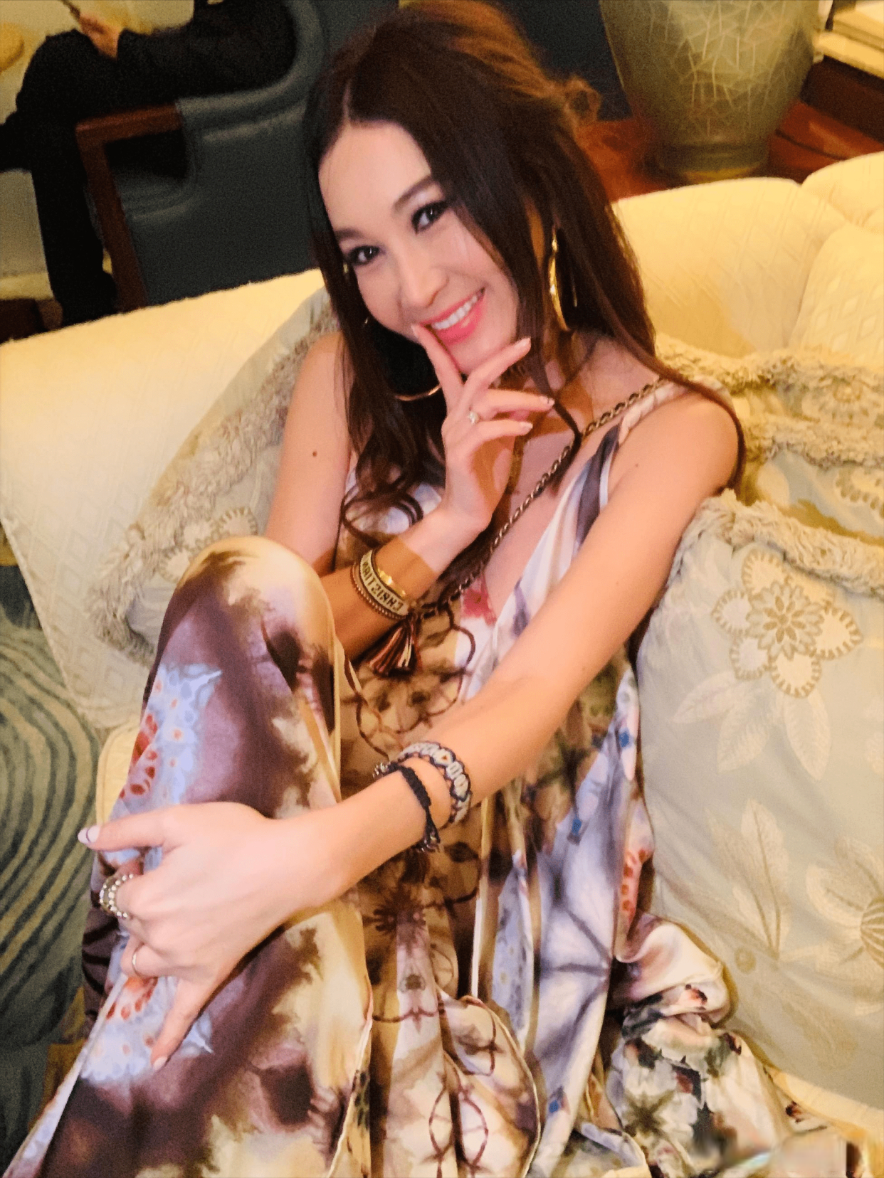 56岁温碧霞粉色连衣裙t台走秀风韵犹存状态好曾演苏妲己走红