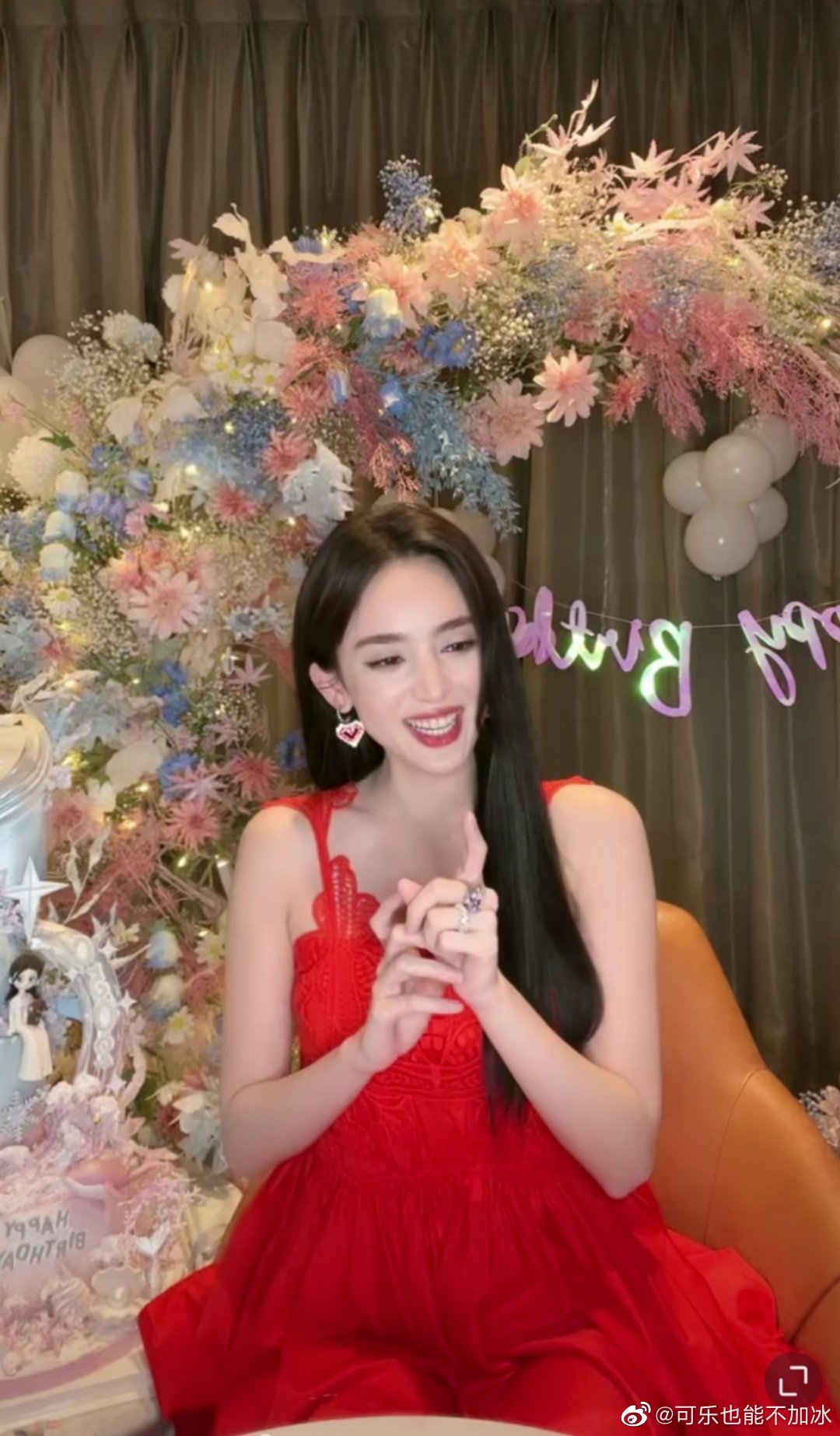 今天是古力娜扎的生日为了收到粉丝的祝福特地开了评论