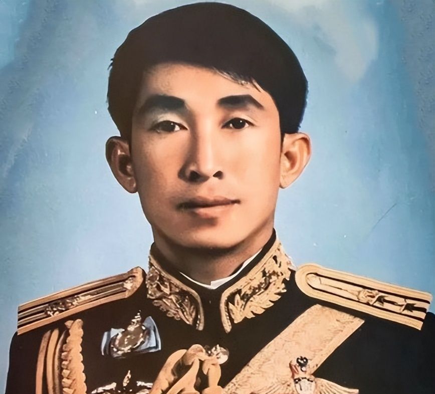 1985年,诗丽吉王后得知情人去世,情绪崩溃,被国王送去“刮宫”休闲区蓝鸢梦想 - Www.slyday.coM 1985年,诗丽吉王后得知情人去世,情绪崩溃,被国王送去“刮宫”休闲区蓝鸢梦想 - Www.slyday.coM