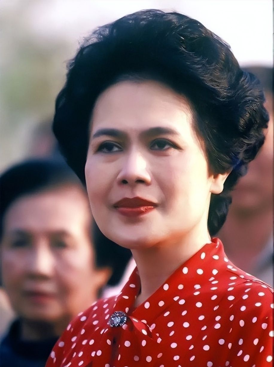 1985年,诗丽吉王后得知情人去世,情绪崩溃,被国王送去“刮宫”休闲区蓝鸢梦想 - Www.slyday.coM 1985年,诗丽吉王后得知情人去世,情绪崩溃,被国王送去“刮宫”休闲区蓝鸢梦想 - Www.slyday.coM