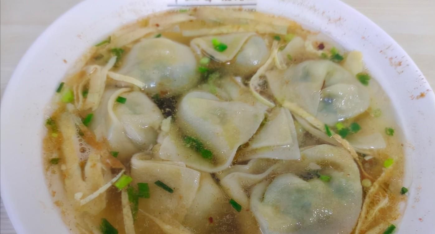 上海不足3平米的小店,馄饨1.2元1个比拳头大,来吃的全是老主顾休闲区蓝鸢梦想 - Www.slyday.coM 上海不足3平米的小店,馄饨1.2元1个比拳头大,来吃的全是老主顾休闲区蓝鸢梦想 - Www.slyday.coM