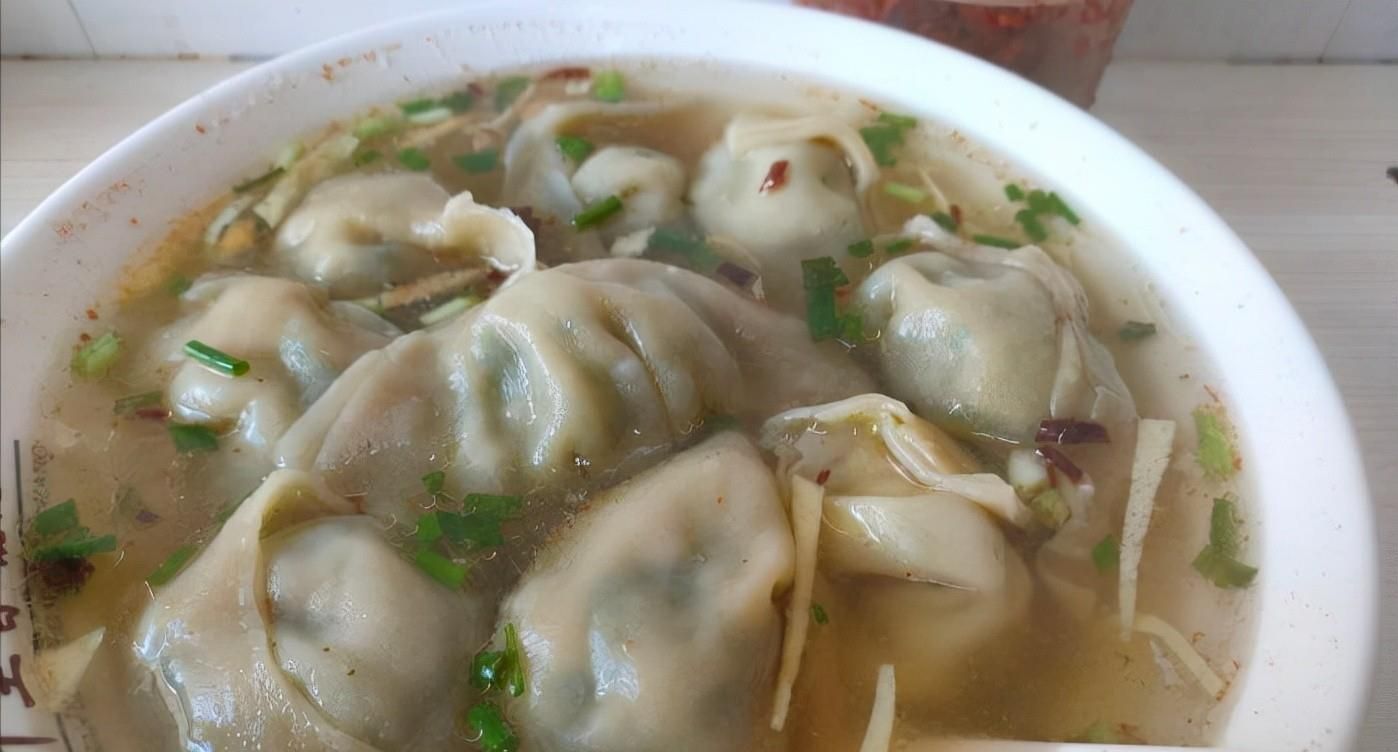 上海不足3平米的小店,馄饨1.2元1个比拳头大,来吃的全是老主顾休闲区蓝鸢梦想 - Www.slyday.coM 上海不足3平米的小店,馄饨1.2元1个比拳头大,来吃的全是老主顾休闲区蓝鸢梦想 - Www.slyday.coM