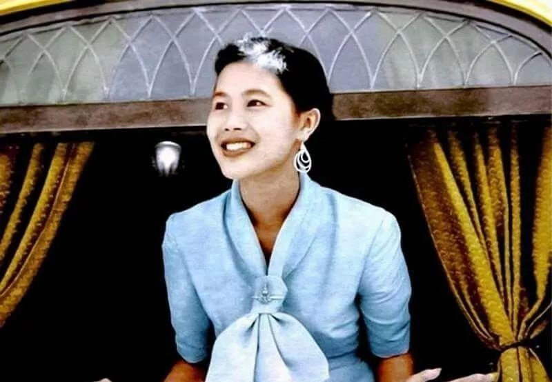 1985年,诗丽吉王后得知情人去世,情绪崩溃,被国王送去“刮宫”休闲区蓝鸢梦想 - Www.slyday.coM 1985年,诗丽吉王后得知情人去世,情绪崩溃,被国王送去“刮宫”休闲区蓝鸢梦想 - Www.slyday.coM