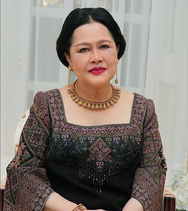 1985年，诗丽吉王后得知情人去世，情绪崩溃，被国王送去“刮宫”休闲区蓝鸢梦想 - Www.slyday.coM