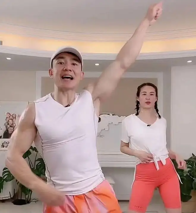 女网红帕梅拉效仿刘畊宏,直播运动却用录播充数,被嘲吃相太难看休闲区蓝鸢梦想 - Www.slyday.coM 女网红帕梅拉效仿刘畊宏,直播运动却用录播充数,被嘲吃相太难看休闲区蓝鸢梦想 - Www.slyday.coM