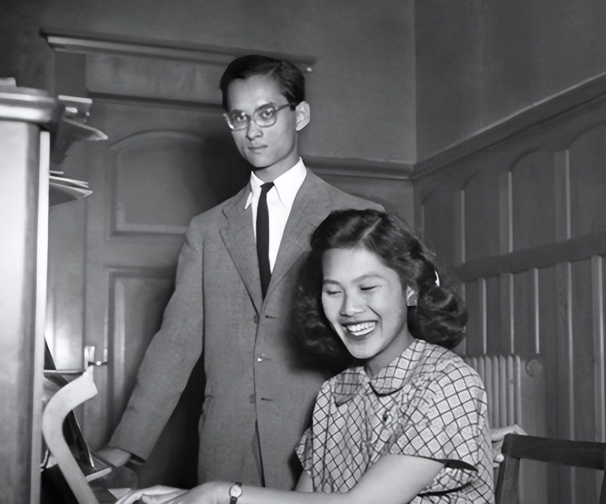 1985年,诗丽吉王后得知情人去世,情绪崩溃,被国王送去“刮宫”休闲区蓝鸢梦想 - Www.slyday.coM 1985年,诗丽吉王后得知情人去世,情绪崩溃,被国王送去“刮宫”休闲区蓝鸢梦想 - Www.slyday.coM