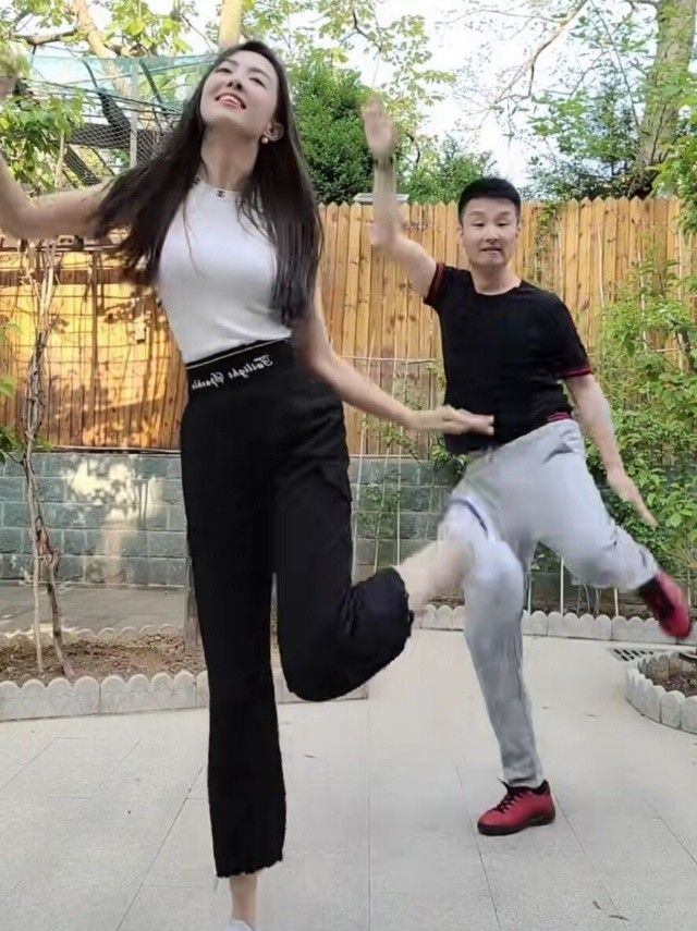 刘和刚与娇妻同框健身战扬穿紧身衣秀纤腰相差9岁被嘲像父女