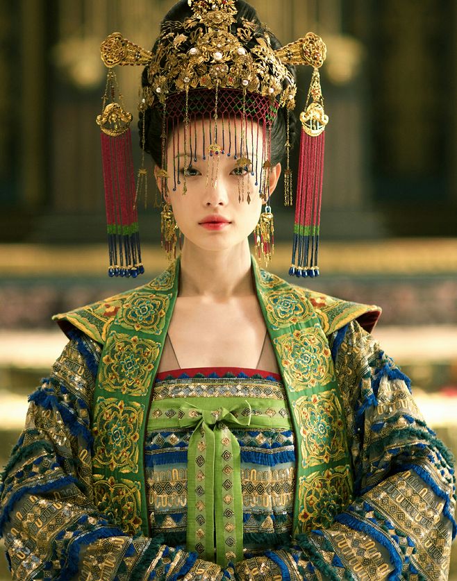 同样是头戴一根长发簪挂满珠子造型,杨紫陈数杨幂,你觉得谁最美