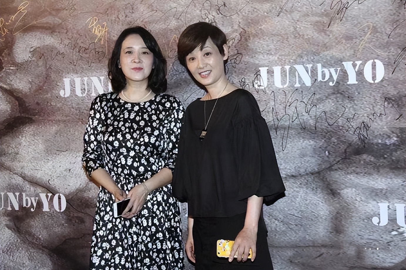 陈小艺徐帆出席活动姐妹花穿搭像个老太太太令人失望