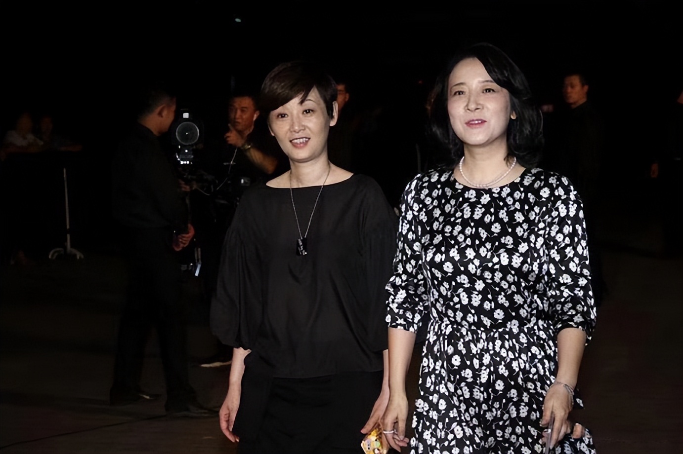 陈小艺徐帆出席活动姐妹花穿搭像个老太太太令人失望