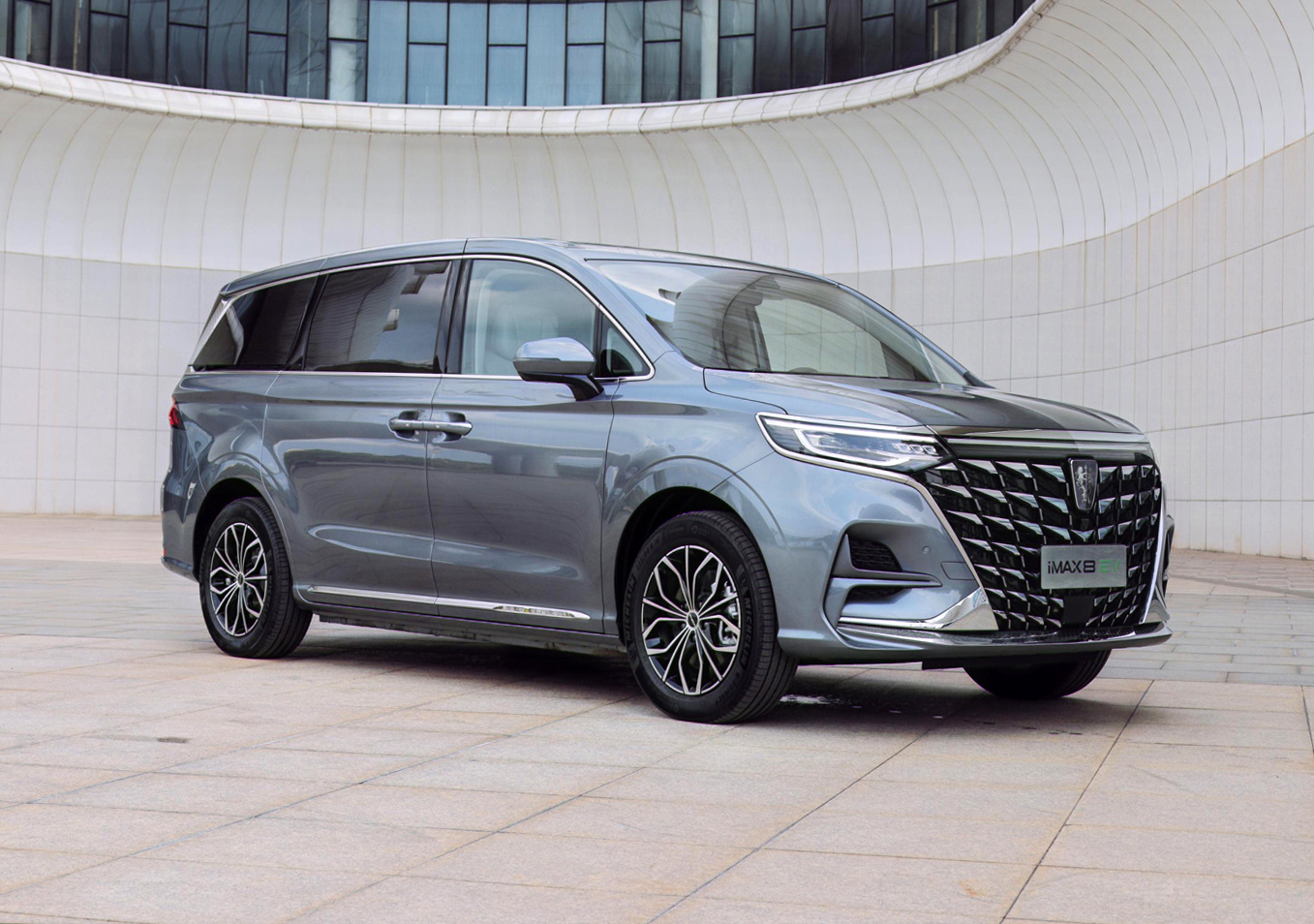 续航555km带快充7座侧滑门气场不输埃尔法实拍荣威imax8