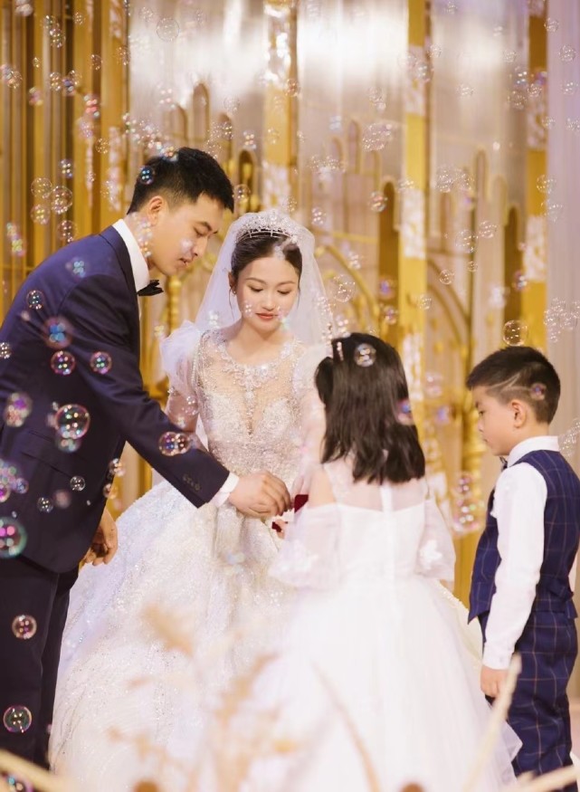 真正男子汉王威结婚晒婚礼照简单大气杨幂录视频隔空祝福