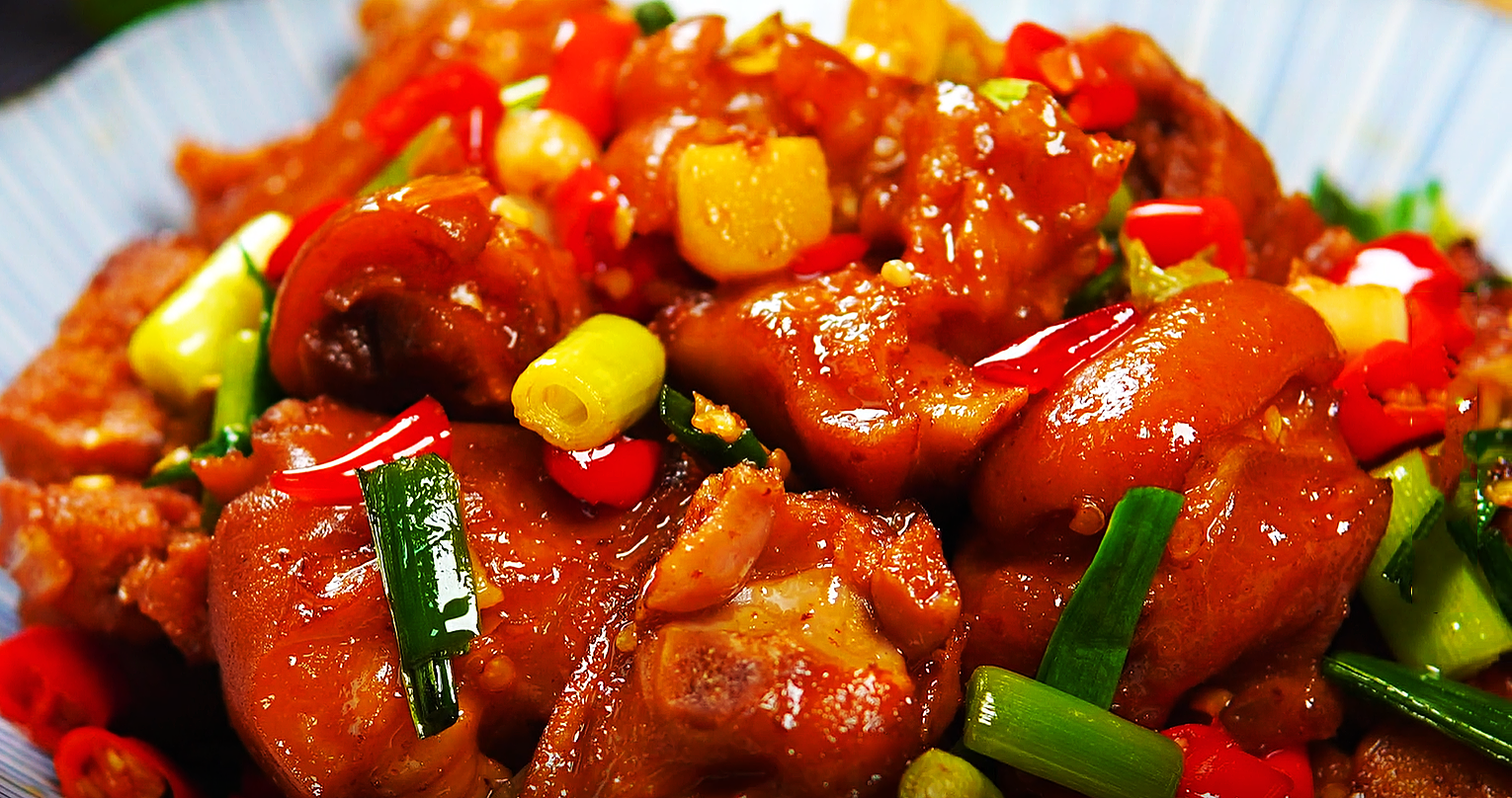 食材清单:猪蹄 葱姜 辣椒调味料: 胡椒粉 辣椒酱 生抽 白酒1,准备适量