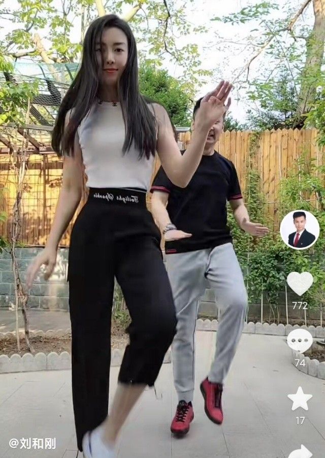 刘和刚与娇妻同框健身战扬穿紧身衣秀纤腰相差9岁被嘲像父女