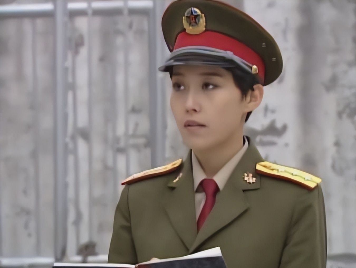 等电视剧上映之后,才知道导演为何执意要让颜丙燕演肖红这个角色,原本