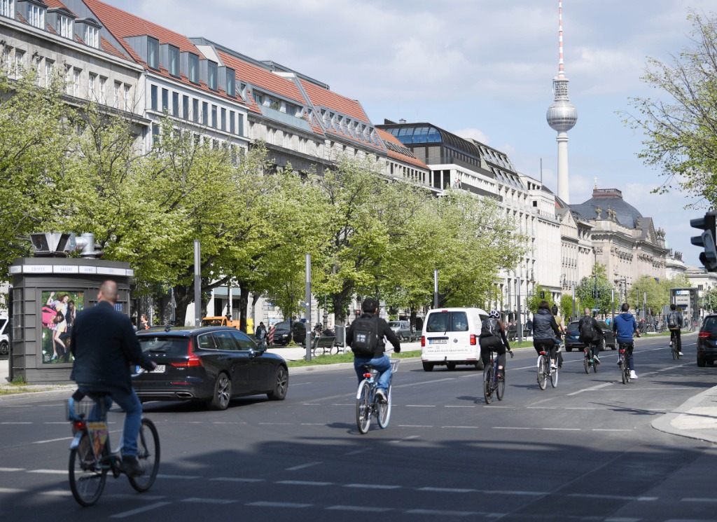 4月28日,人们在德国柏林菩提树下大街骑行.新华社记者任鹏飞摄
